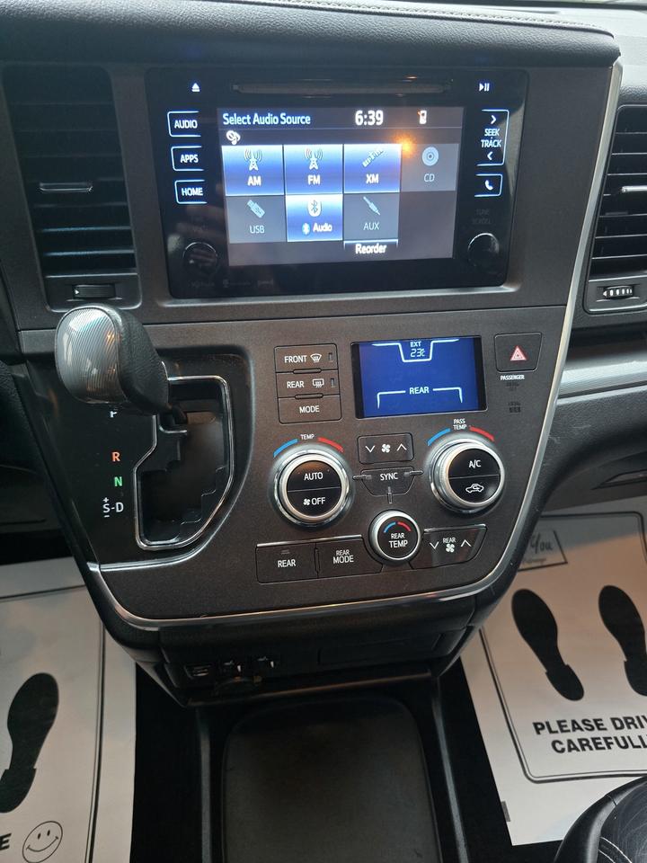 2017 Toyota Sienna SE Photo
