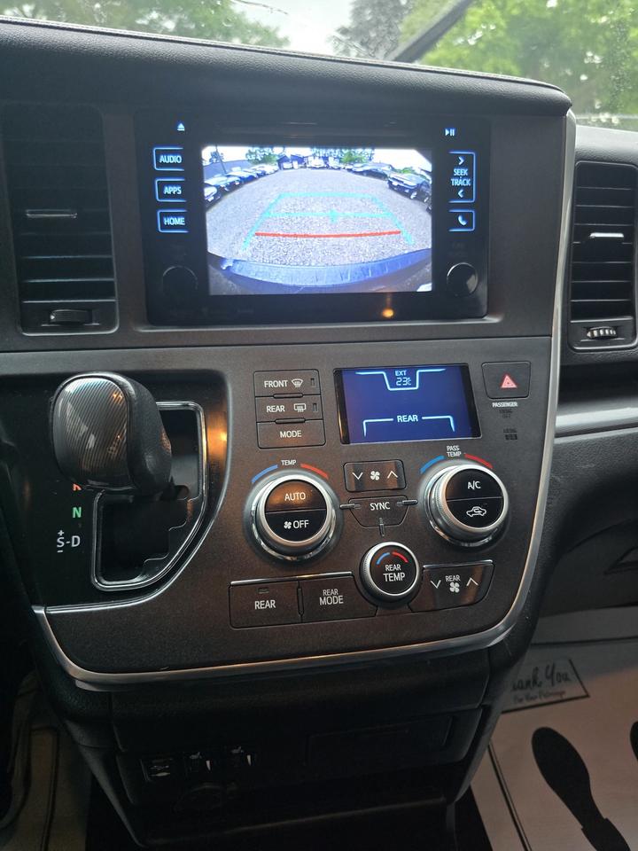 2017 Toyota Sienna SE Photo
