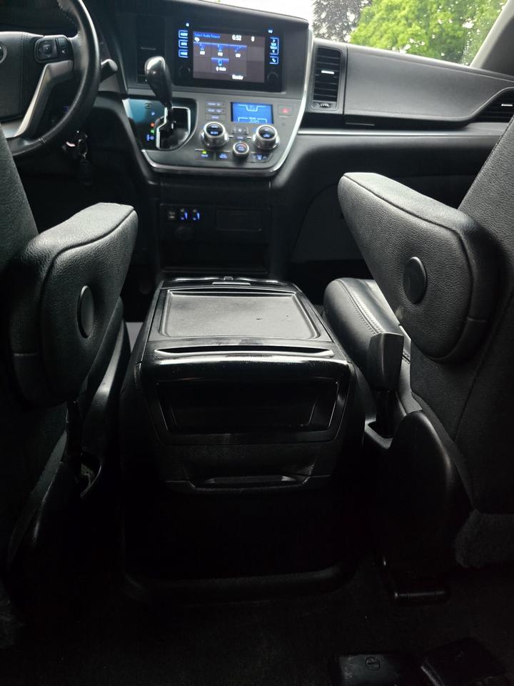 2017 Toyota Sienna SE Photo