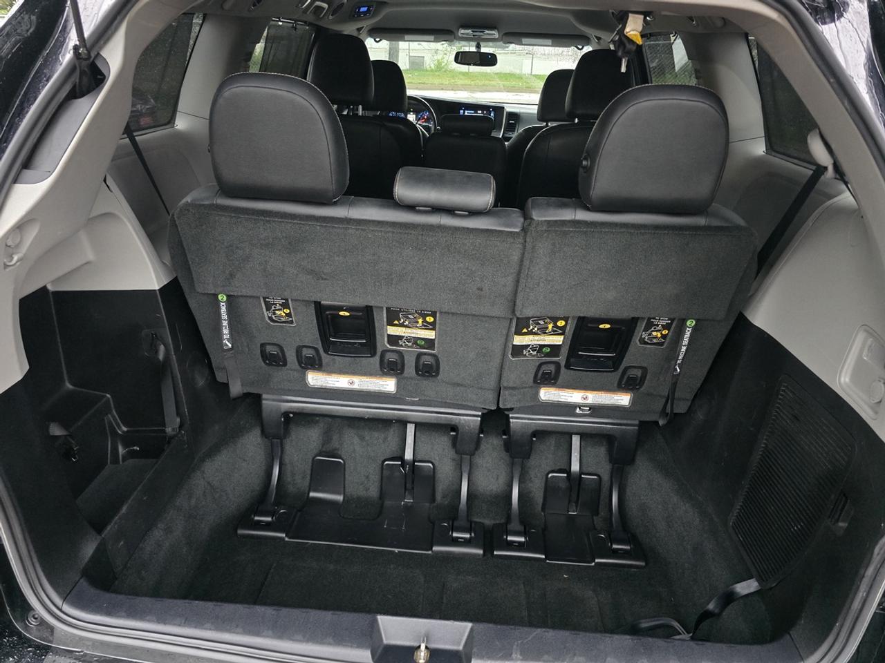 2017 Toyota Sienna SE Photo