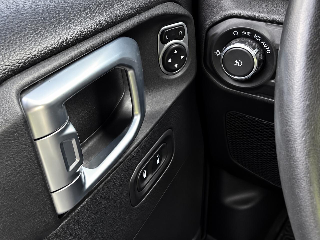 2018 Jeep WRANGLER UNLIMITED Sahara Photo4
