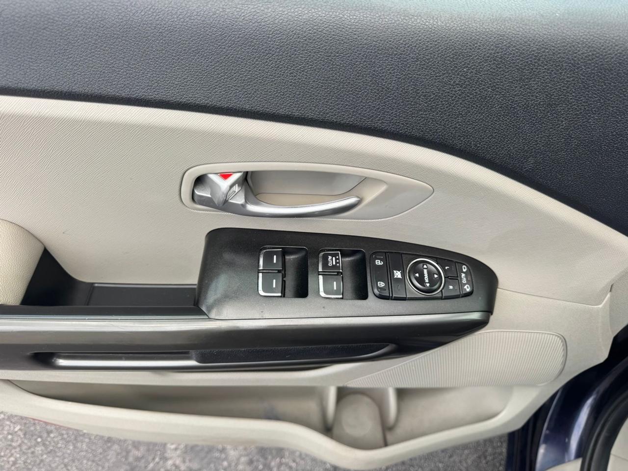 2019 Kia Sedona LX Photo