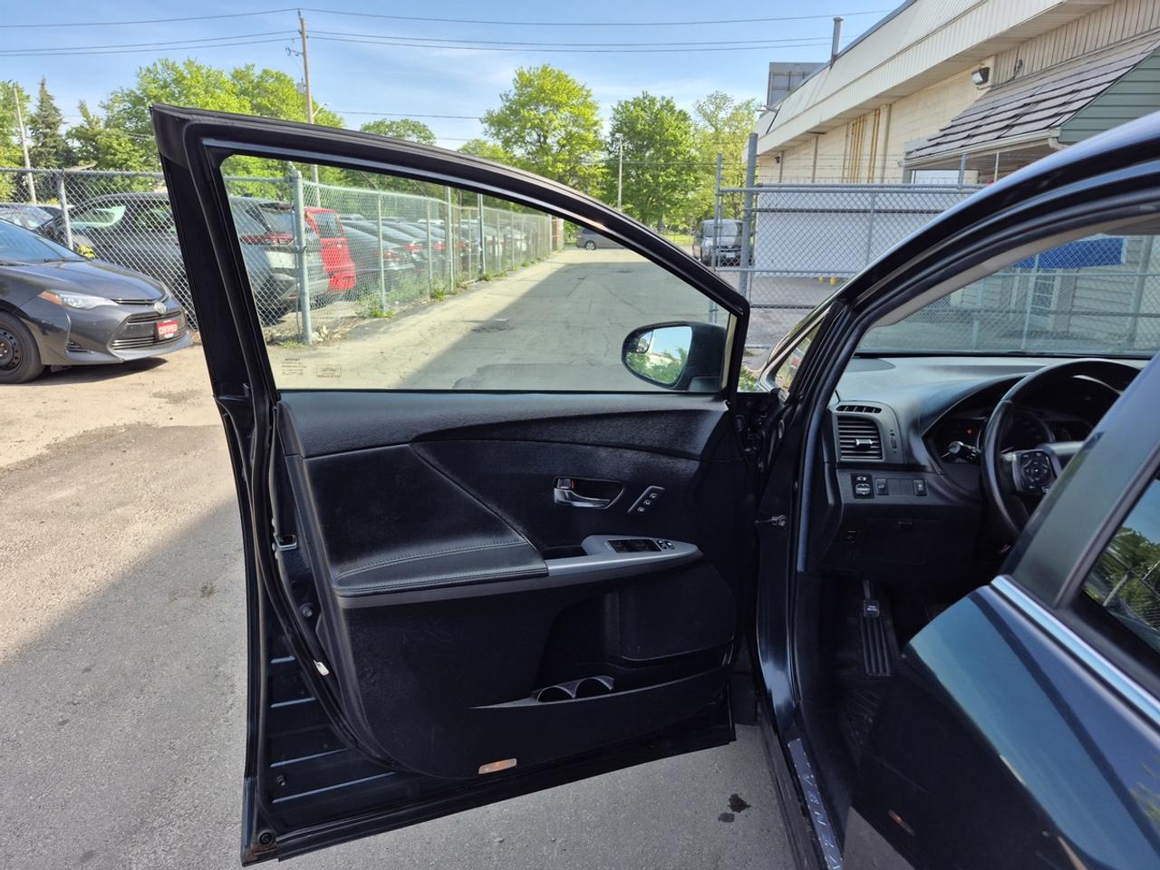2013 Toyota Venza XLE Photo