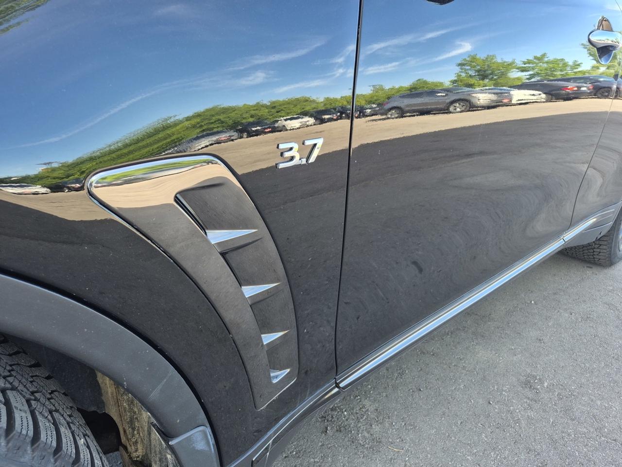2017 Infiniti QX70  Photo