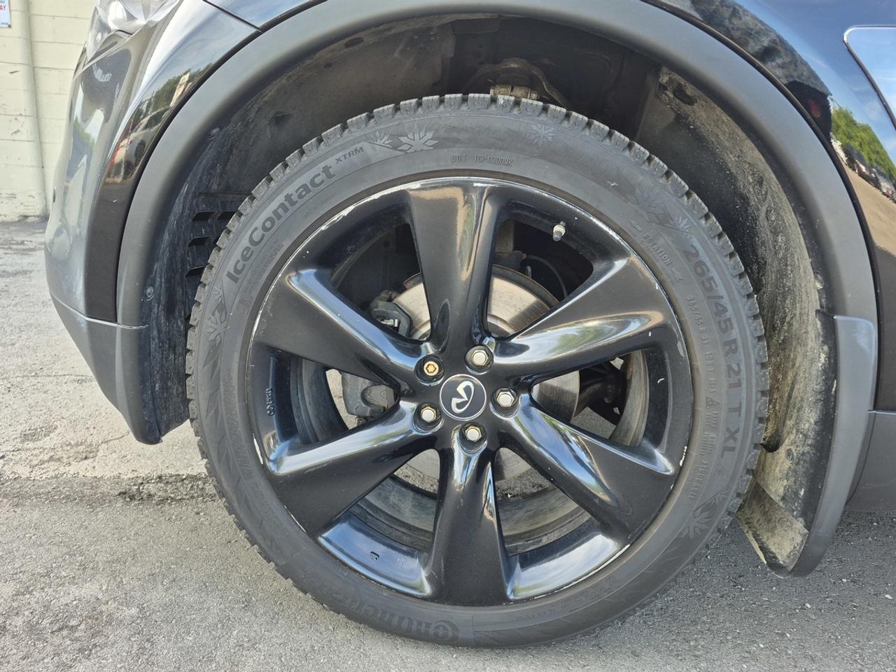2017 Infiniti QX70  Photo