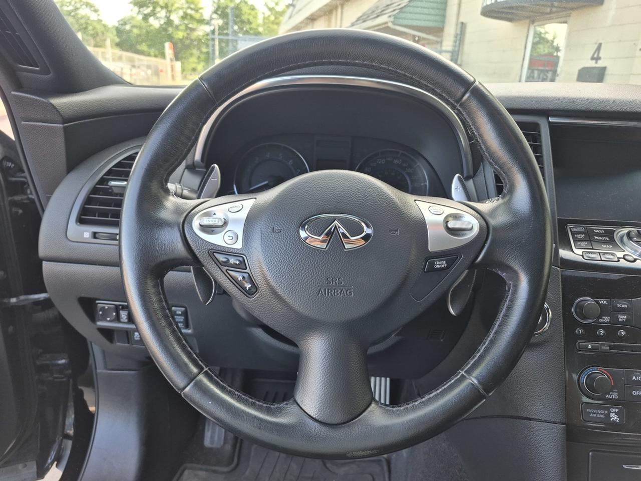 2017 Infiniti QX70  Photo