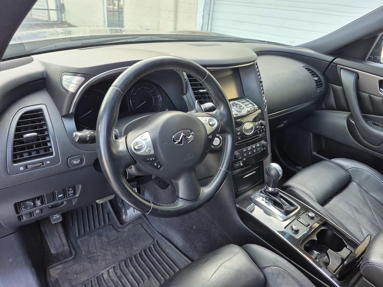 2017 Infiniti QX70  Photo