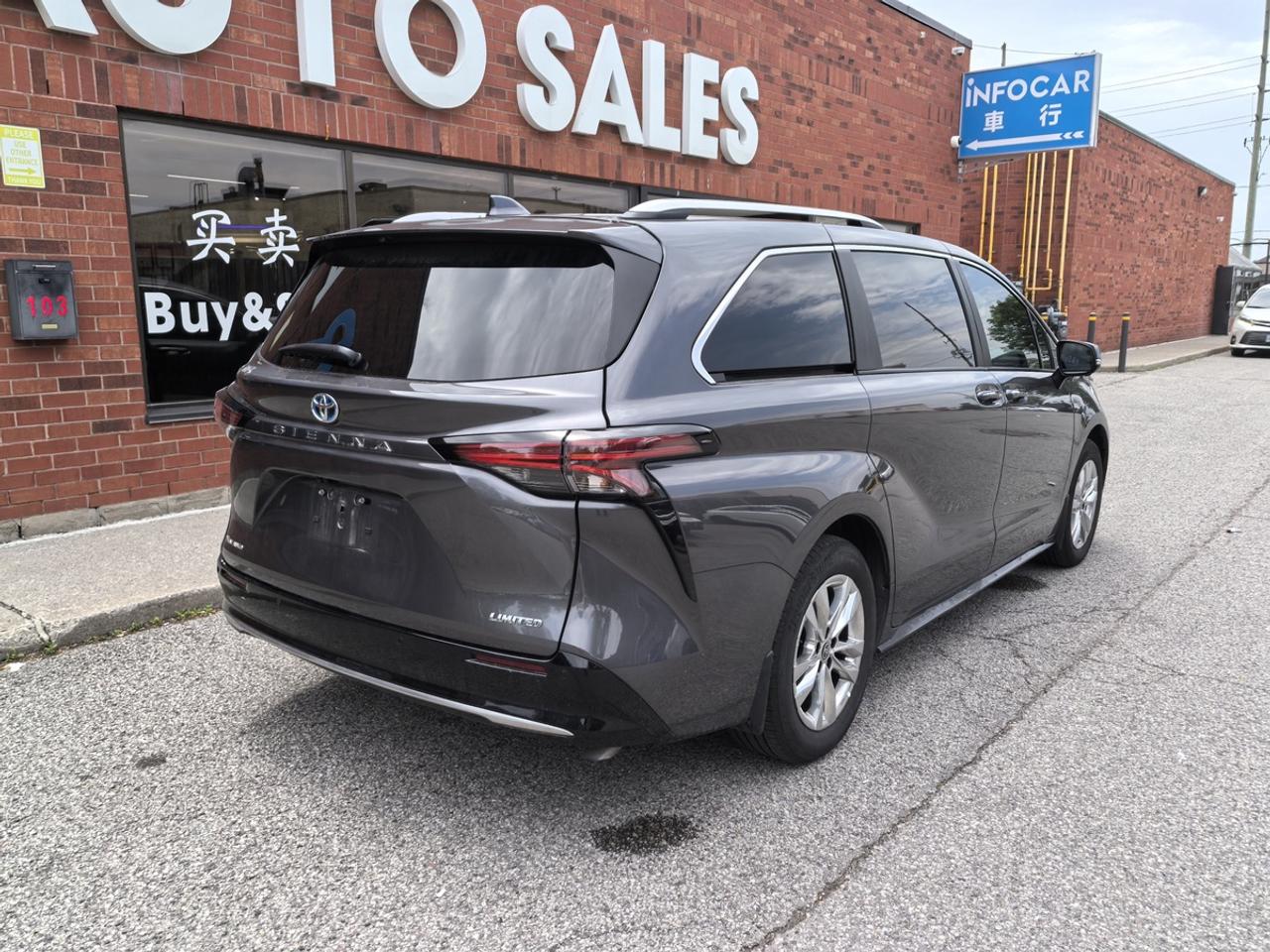 2025 Toyota Sienna LIMITED Photo3