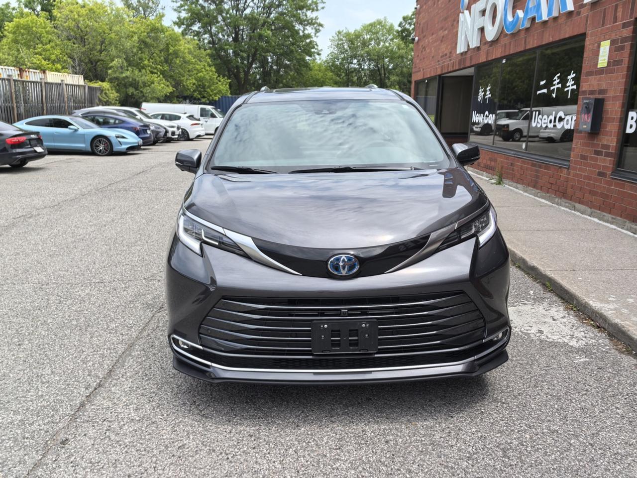 2025 Toyota Sienna LIMITED Photo