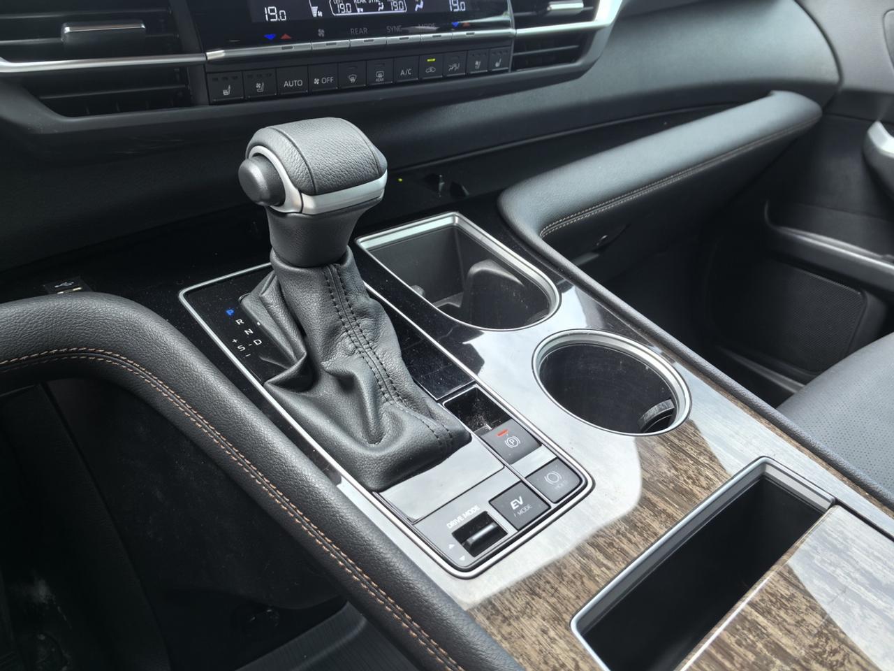 2025 Toyota Sienna LIMITED Photo