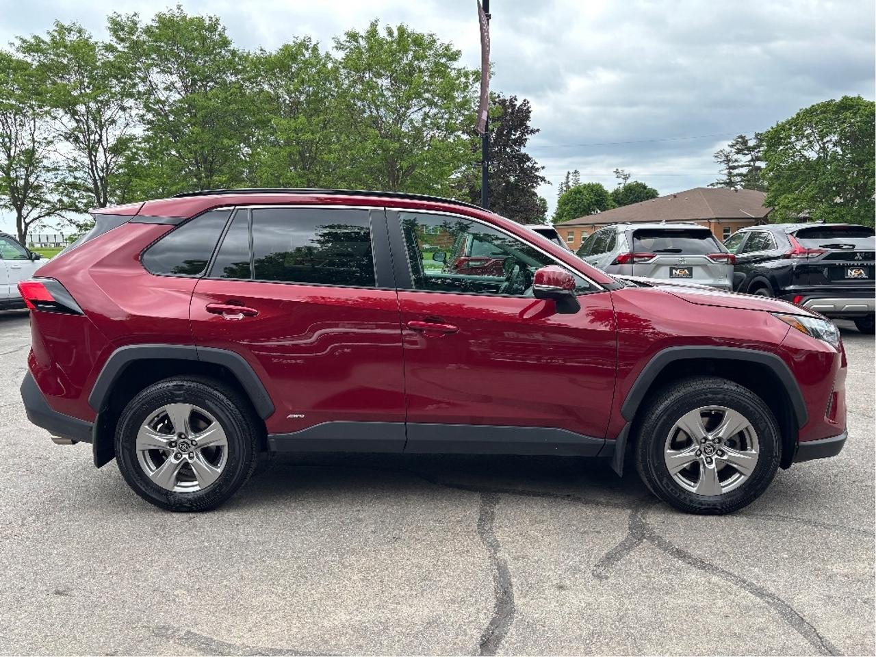 2023 Toyota RAV4 Hybrid XLE AWD MOONROOF HEATED STEERING ONE OWNER Photo