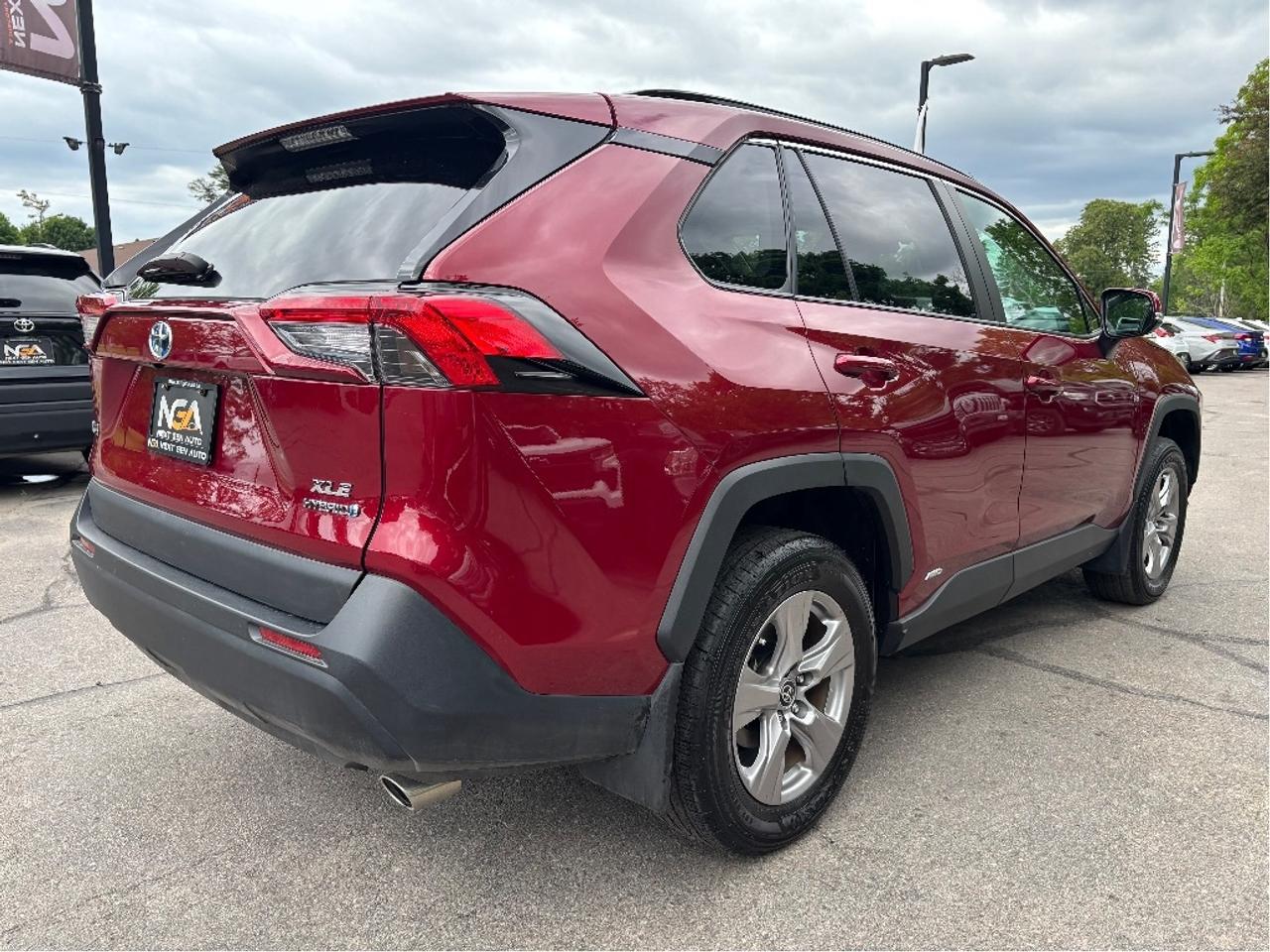 2023 Toyota RAV4 Hybrid XLE AWD MOONROOF HEATED STEERING ONE OWNER Photo