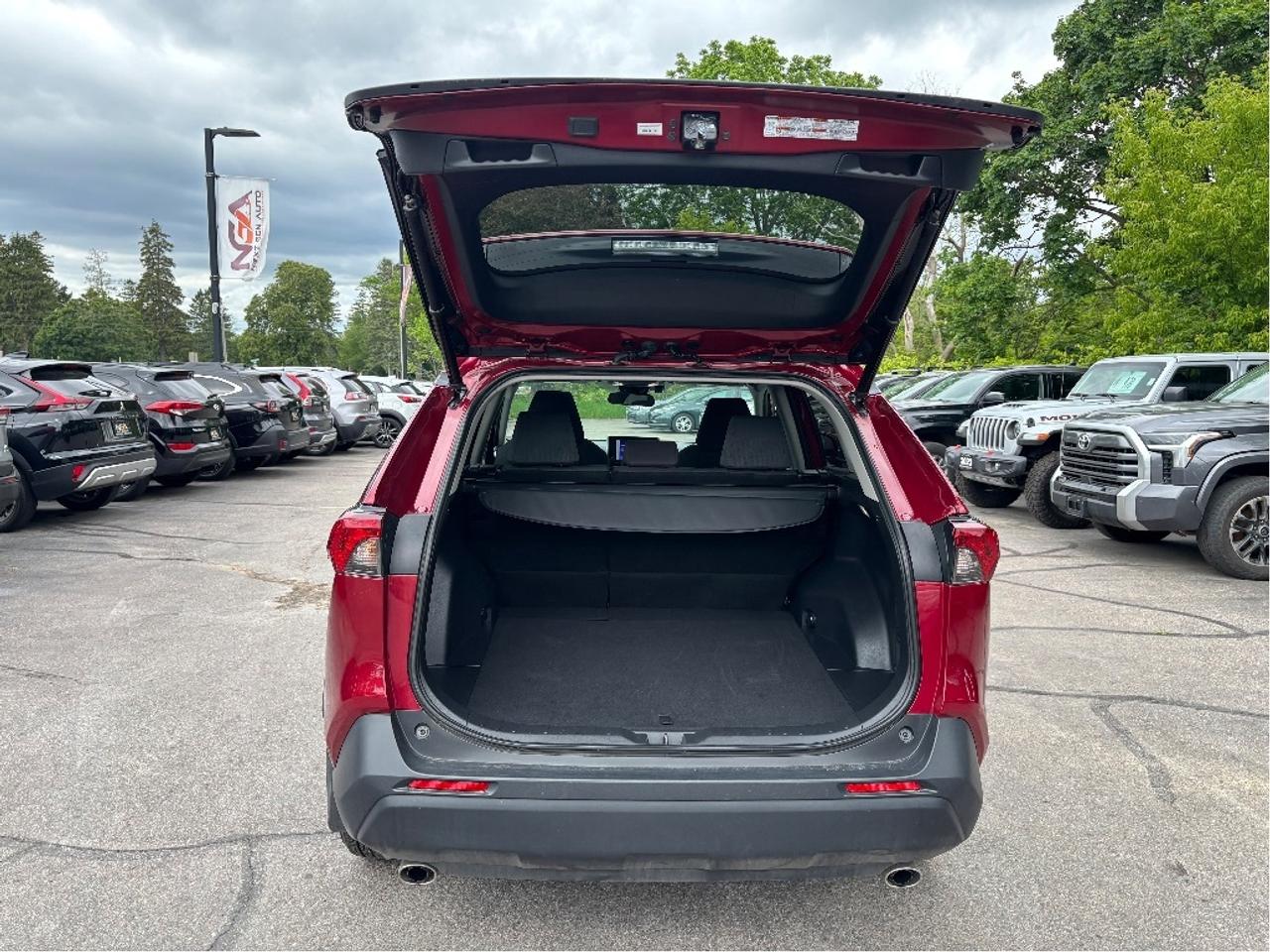 2023 Toyota RAV4 Hybrid XLE AWD MOONROOF HEATED STEERING ONE OWNER Photo