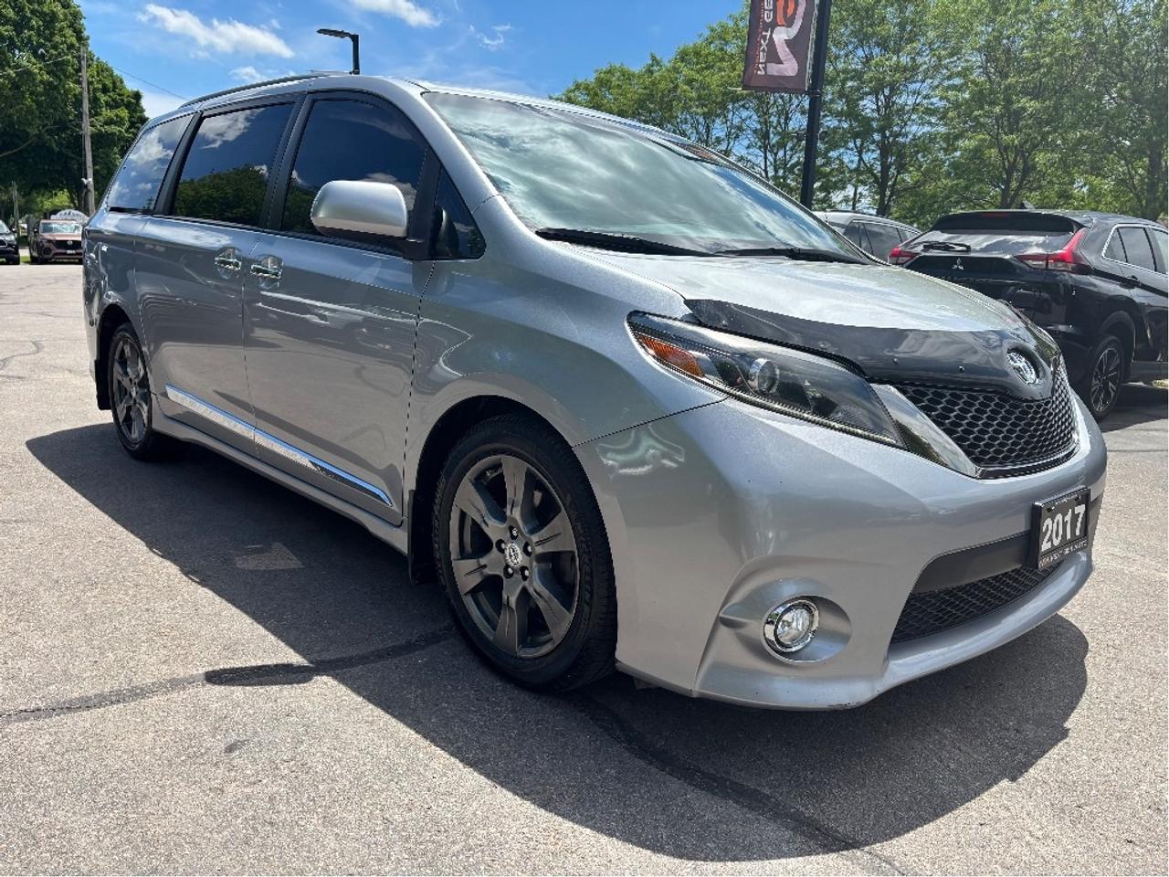 2017 Toyota Sienna SE 8 PASS LEATHER POWER SEAT CLEAN CARFAX Photo