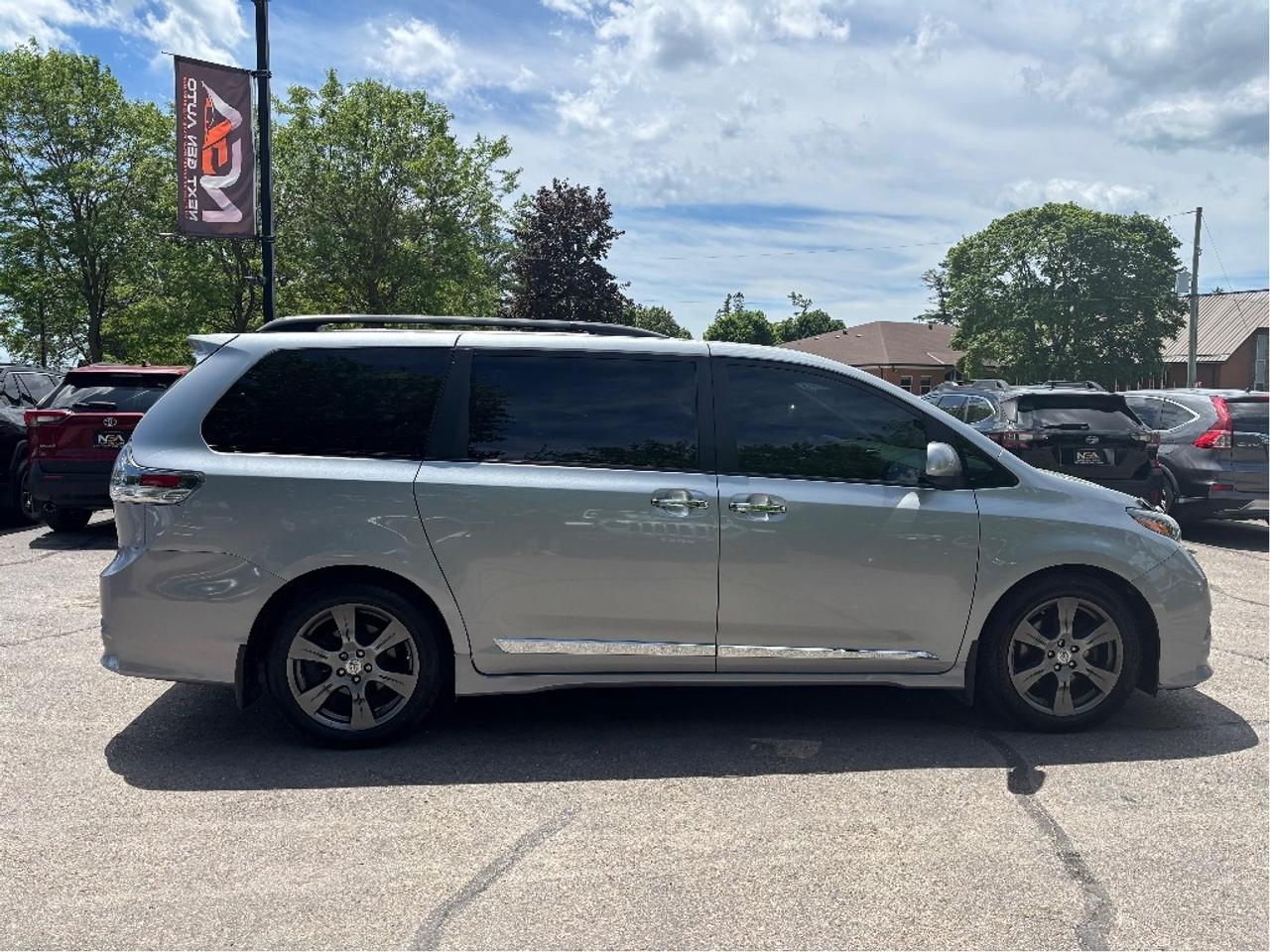 2017 Toyota Sienna SE 8 PASS LEATHER POWER SEAT CLEAN CARFAX Photo4
