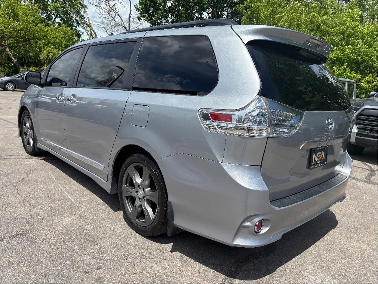 2017 Toyota Sienna SE 8 PASS LEATHER POWER SEAT CLEAN CARFAX Photo