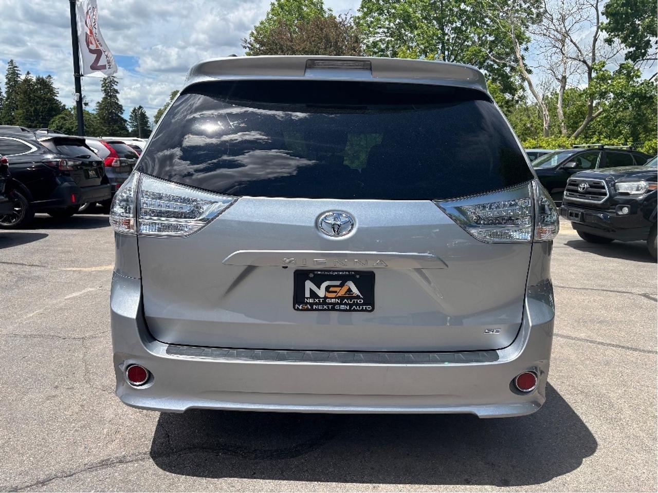 2017 Toyota Sienna SE 8 PASS LEATHER POWER SEAT CLEAN CARFAX Photo