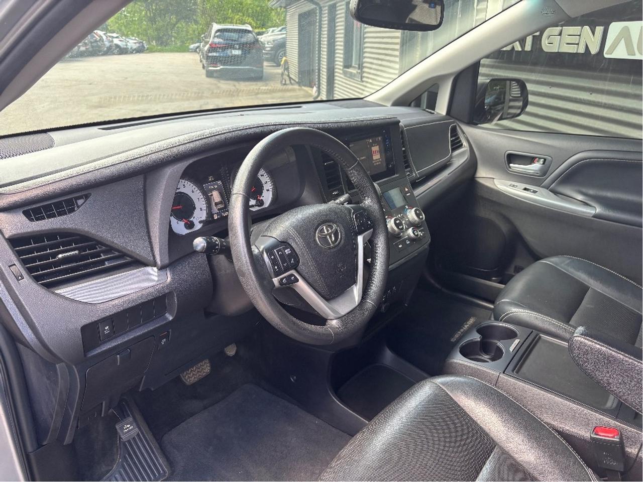2017 Toyota Sienna SE 8 PASS LEATHER POWER SEAT CLEAN CARFAX Photo