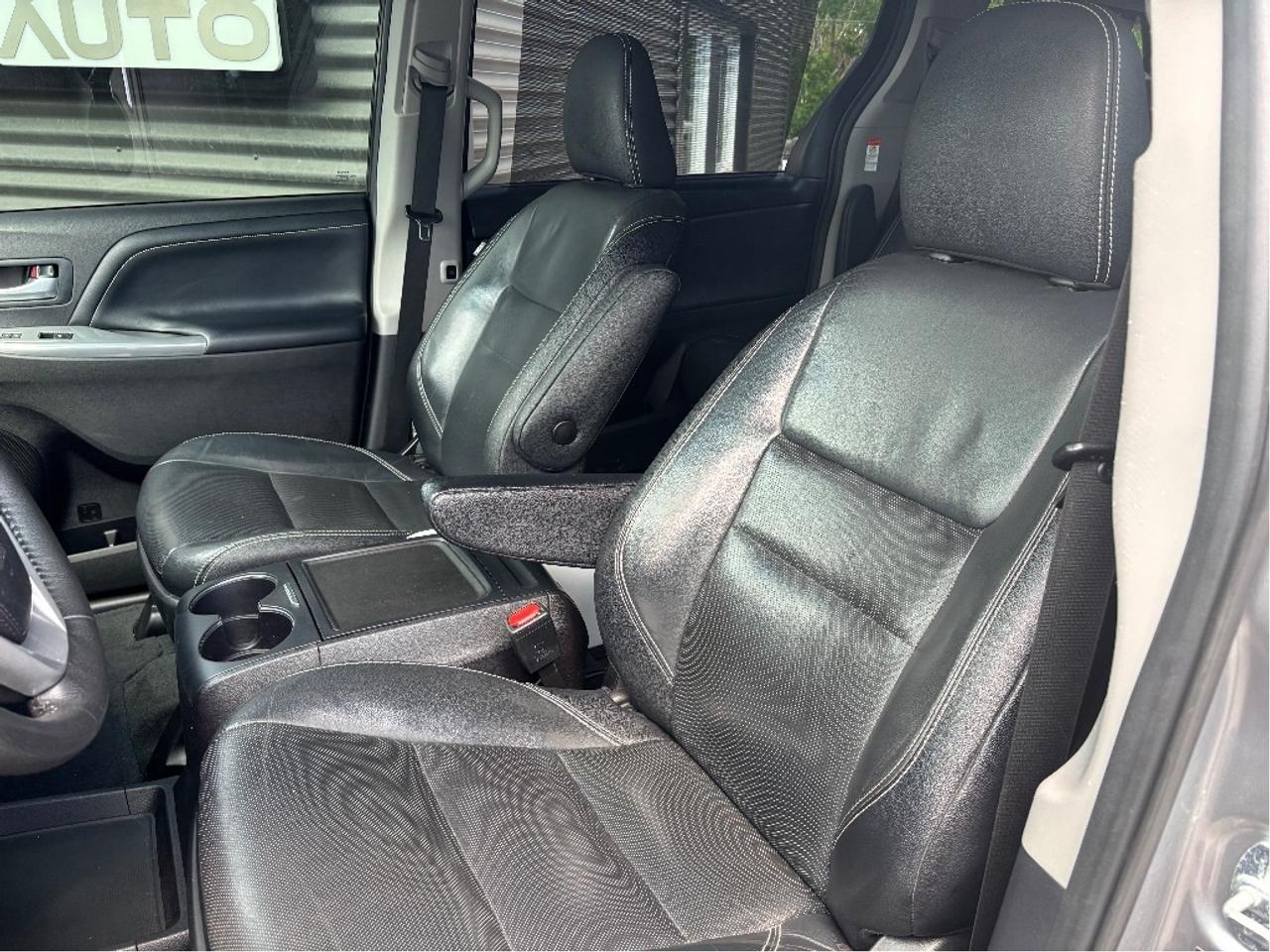 2017 Toyota Sienna SE 8 PASS LEATHER POWER SEAT CLEAN CARFAX Photo