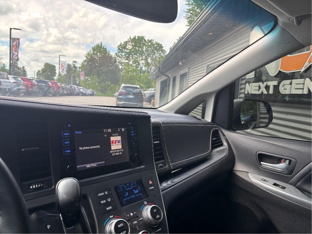 2017 Toyota Sienna SE 8 PASS LEATHER POWER SEAT CLEAN CARFAX Photo