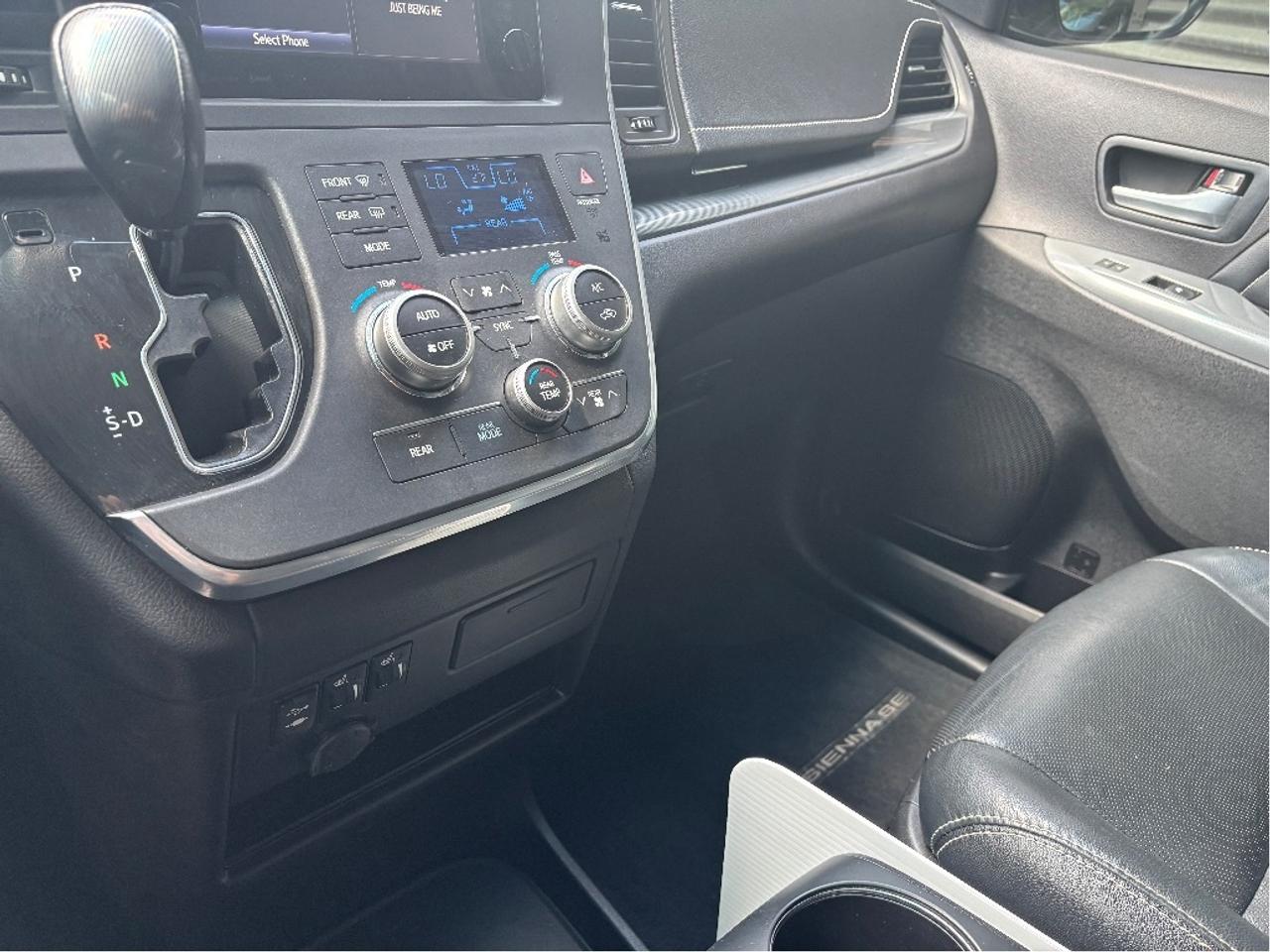 2017 Toyota Sienna SE 8 PASS LEATHER POWER SEAT CLEAN CARFAX Photo