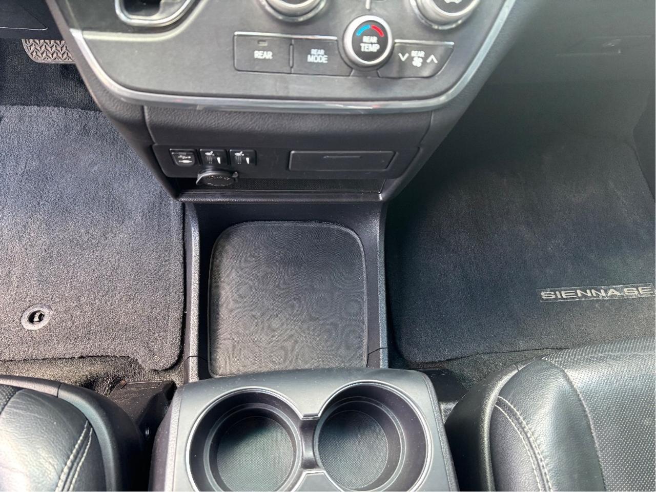 2017 Toyota Sienna SE 8 PASS LEATHER POWER SEAT CLEAN CARFAX Photo