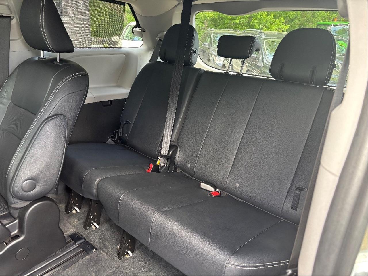2017 Toyota Sienna SE 8 PASS LEATHER POWER SEAT CLEAN CARFAX Photo