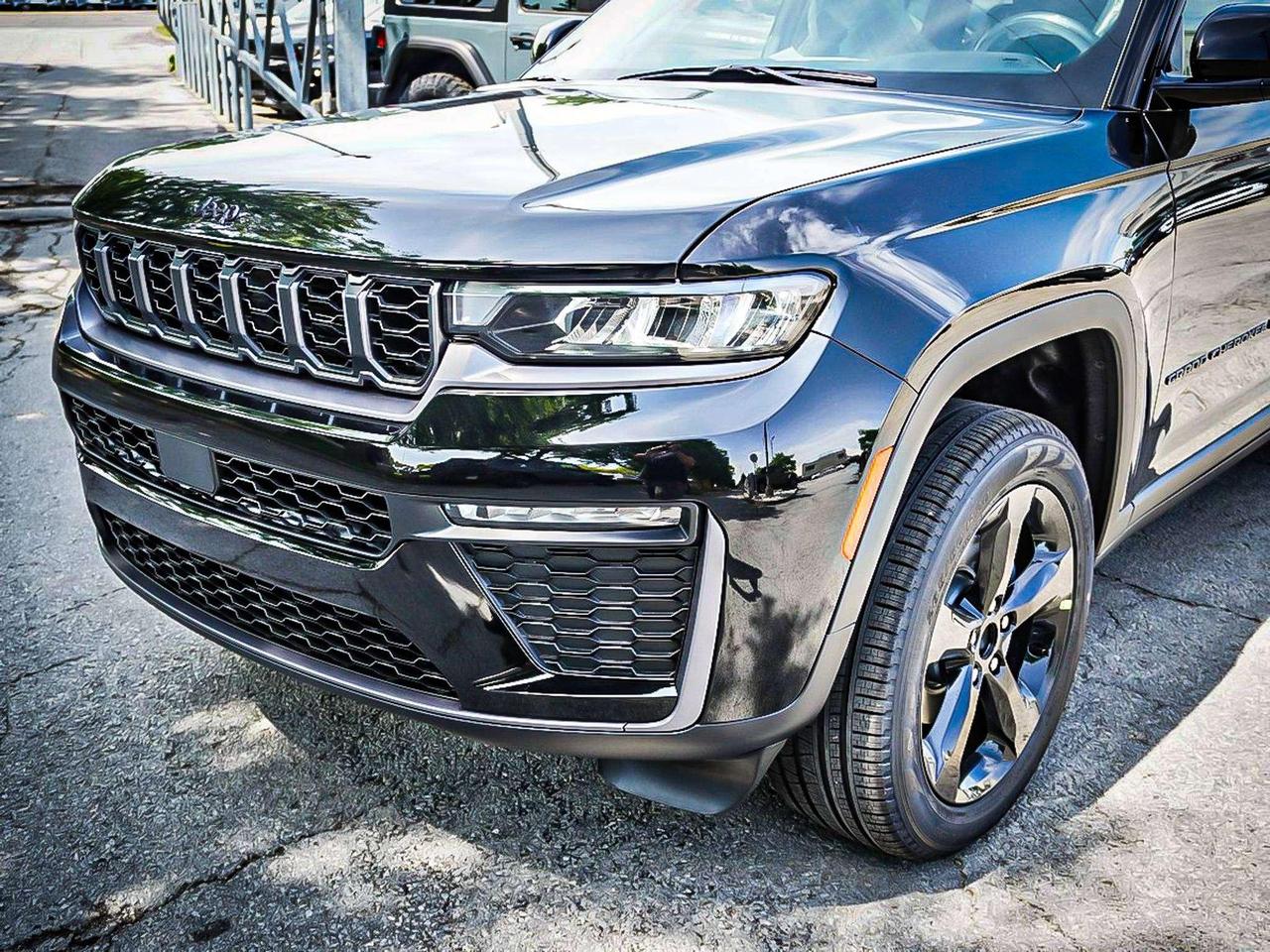 2026 Jeep Grand Cherokee  Photo3
