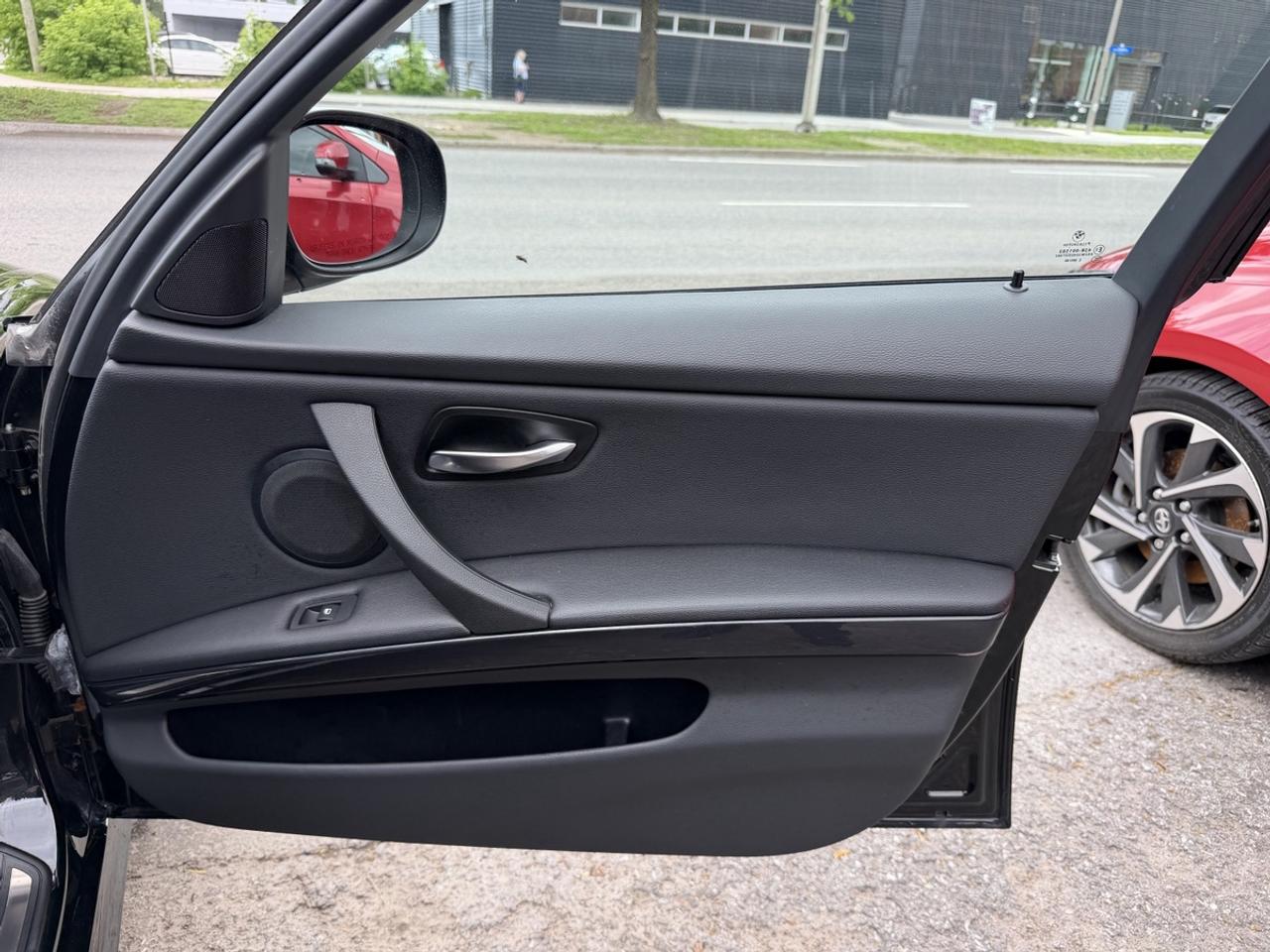2009 BMW 3-Series 328i xDrive 6-SPEED Photo