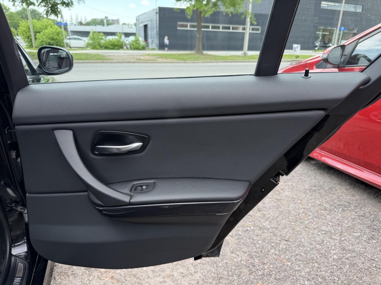 2009 BMW 3-Series 328i xDrive 6-SPEED Photo