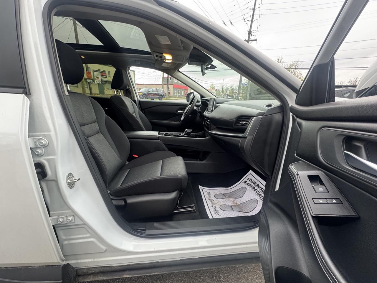 2024 Nissan Rogue SV Photo