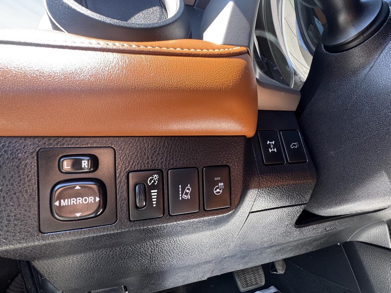 2017 Toyota RAV4 LIMITED AWD PLATINUM Photo