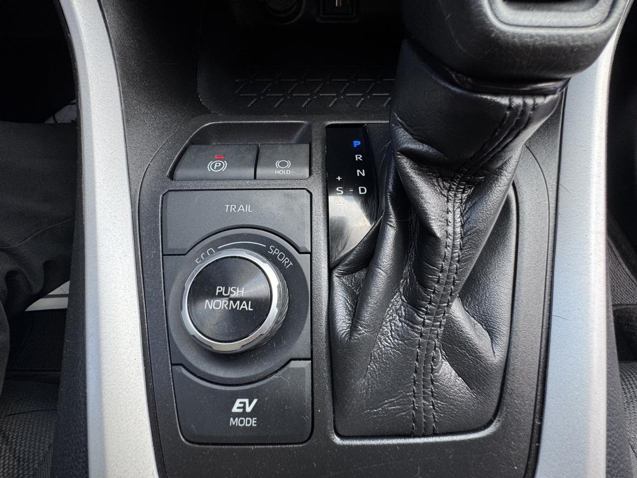 2021 Toyota RAV4 LE Hybrid AWD Photo
