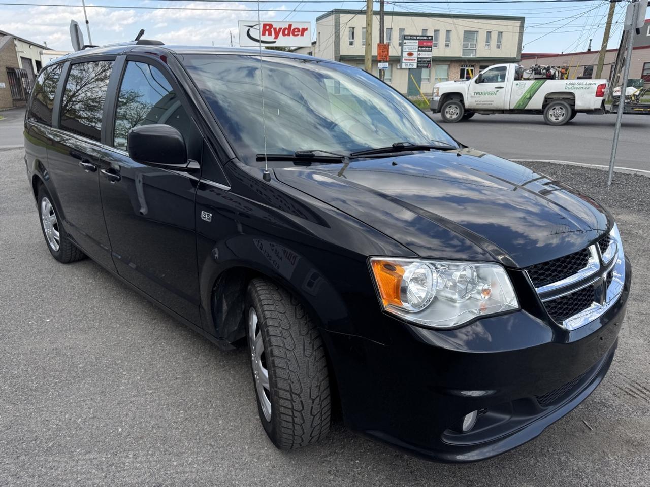 2019 Dodge Grand Caravan SXT Photo2
