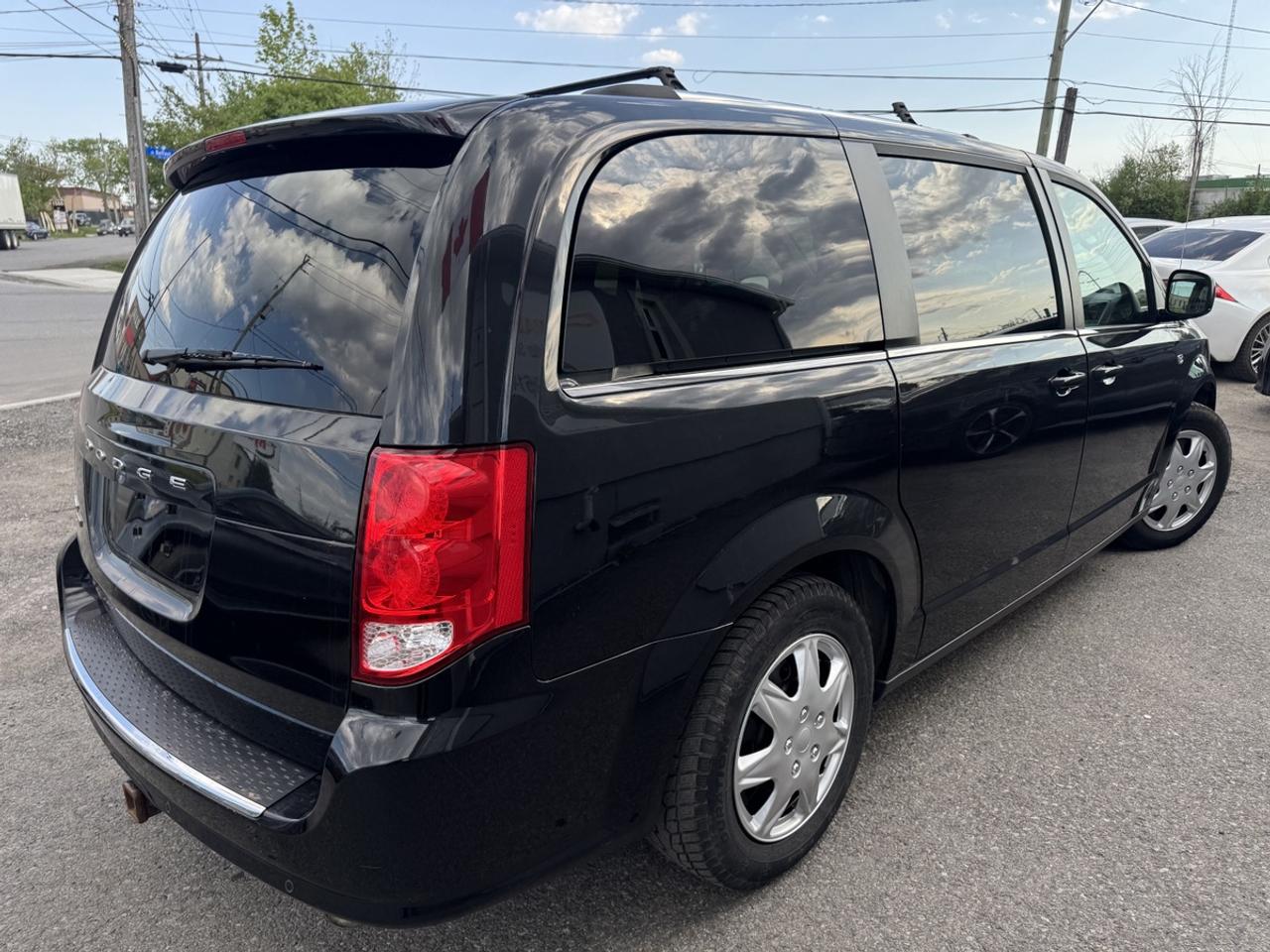 2019 Dodge Grand Caravan SXT Photo3