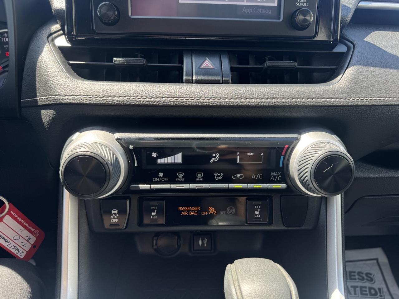 2019 Toyota RAV4 LE Photo