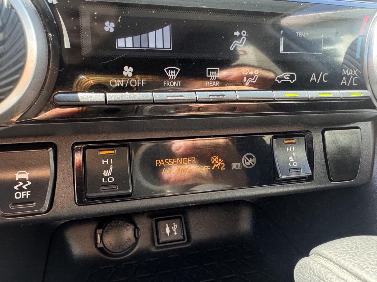 2019 Toyota RAV4 LE Photo