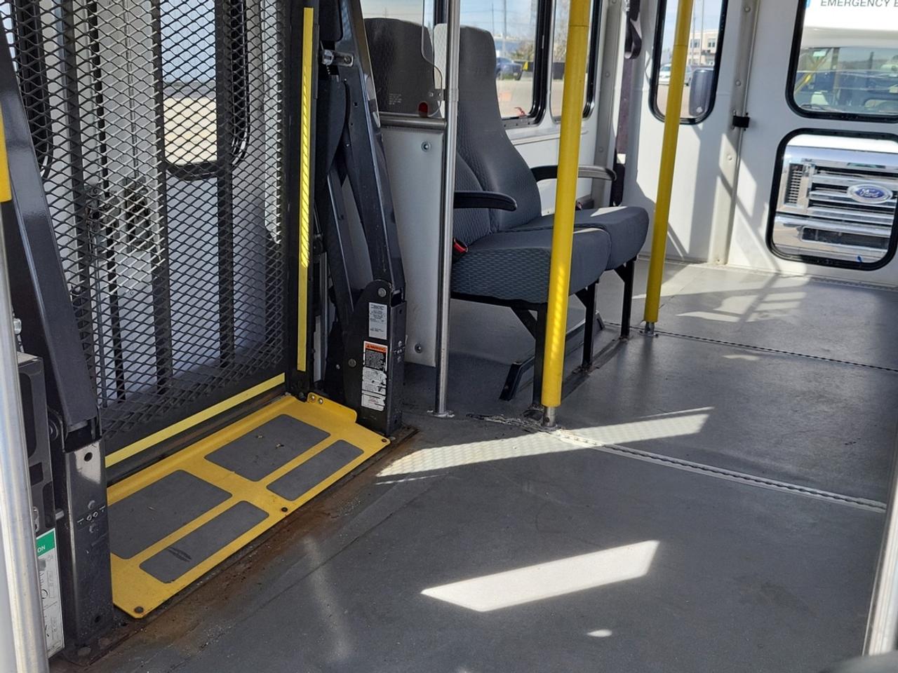 2019 Ford E-Series E 350 WheelChair Van/Bus Pwr Ramp 6passengers158" Photo3