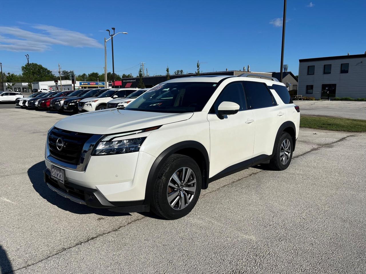 2023 Nissan Pathfinder SL 4dr 4x4 Photo2