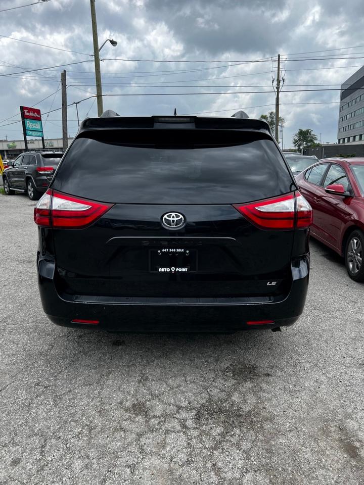 2018 Toyota Sienna LE 8-Passenger FWD Photo