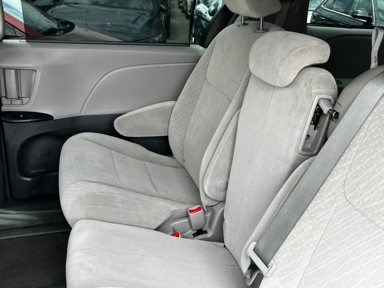2018 Toyota Sienna LE 8-Passenger FWD Photo
