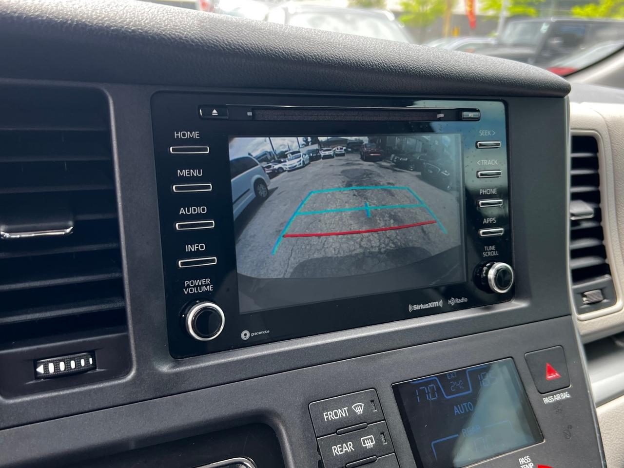 2018 Toyota Sienna LE 8-Passenger FWD Photo