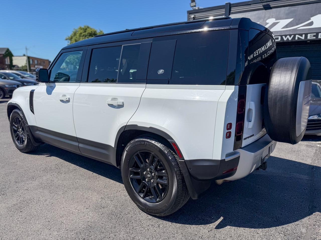 2022 Land Rover Defender S Photo