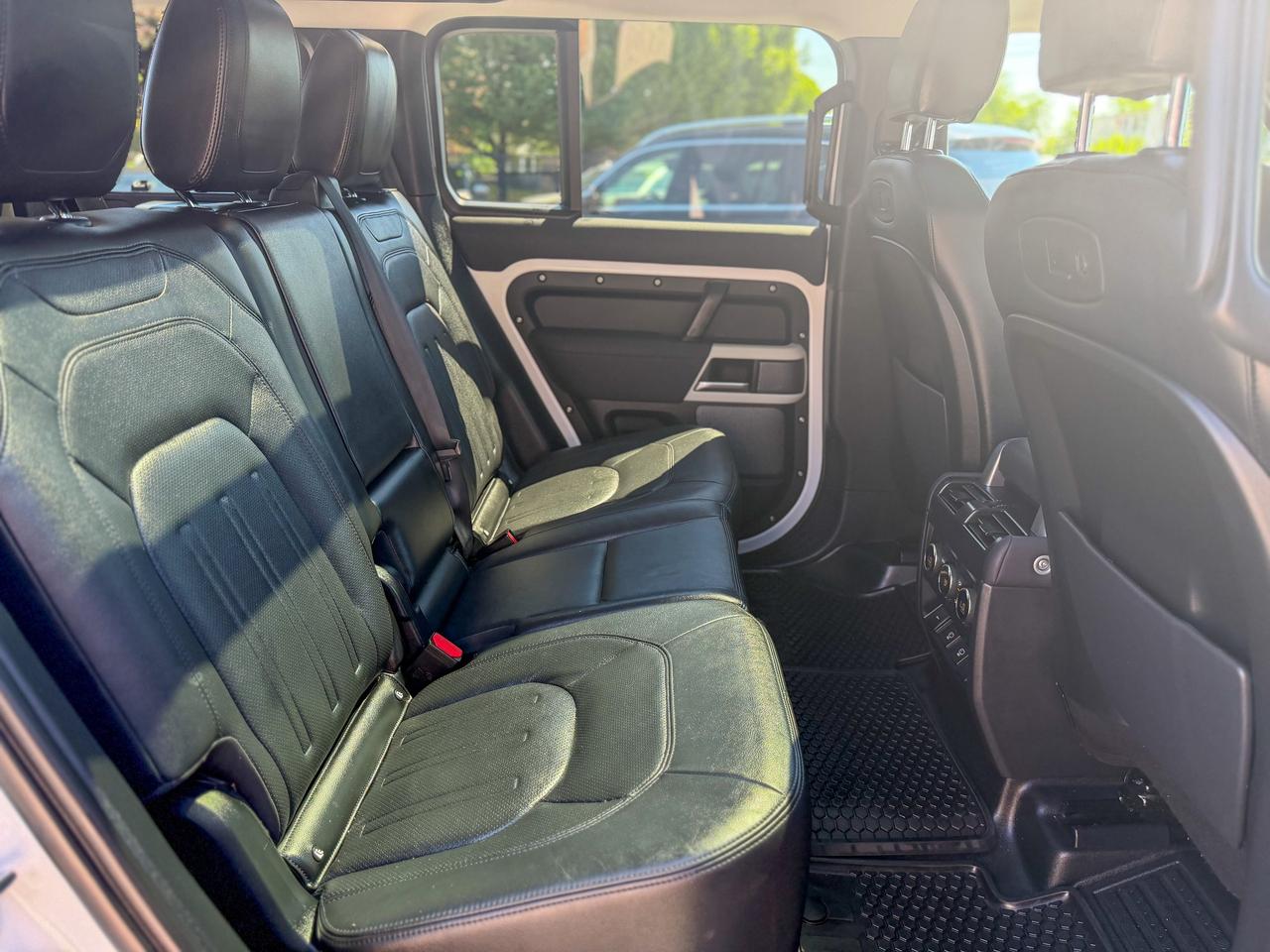 2022 Land Rover Defender S Photo
