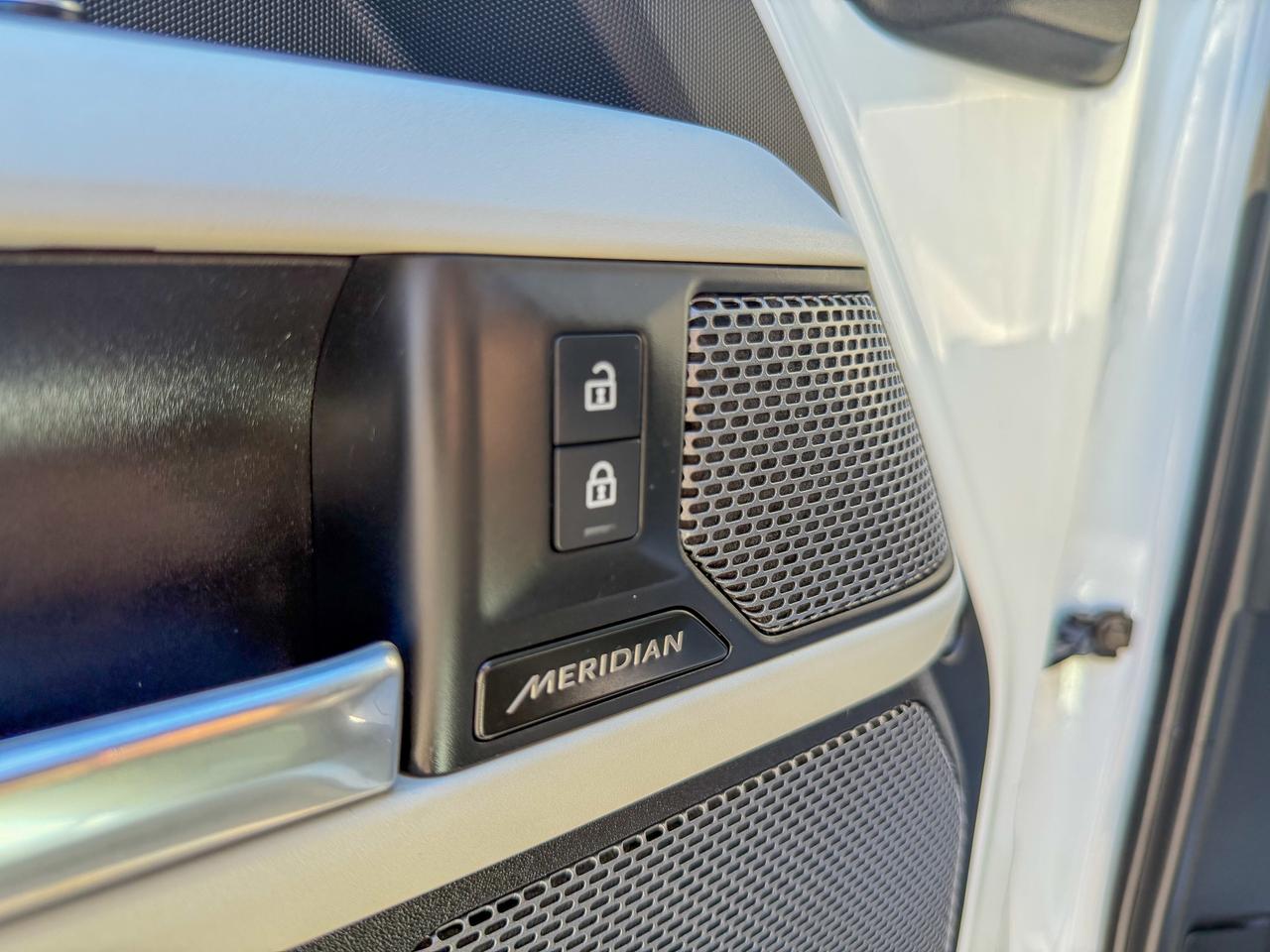 2022 Land Rover Defender S Photo