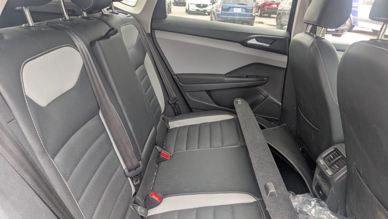 2022 Volkswagen Taos Highline 4MOTION//Leather/NAVI/Sunroof/No accident Photo