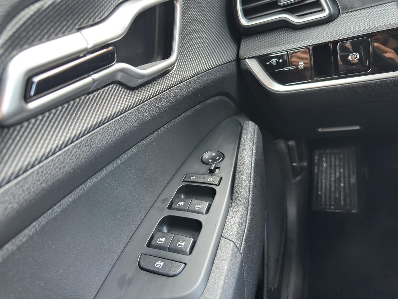 2024 Kia Sportage LX | Reverse Cam | Heated Seats Photo