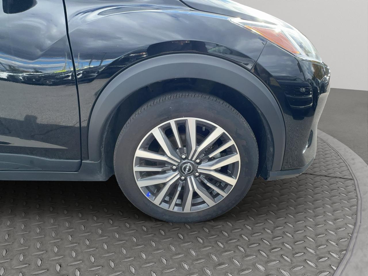2025 Nissan Kicks Play SV | Automatic Emergency Braking with Pedestrian Detection | Blind Spot Warning | Cross Traffic Aler Photo5