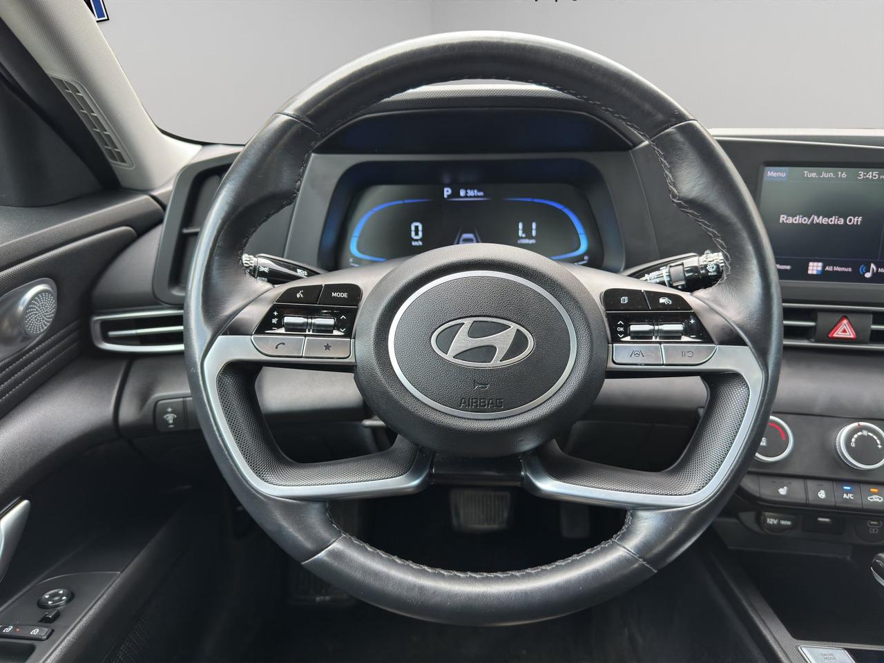 2024 Hyundai Elantra Preferred | Reverse Cam | Heated Seats Photo