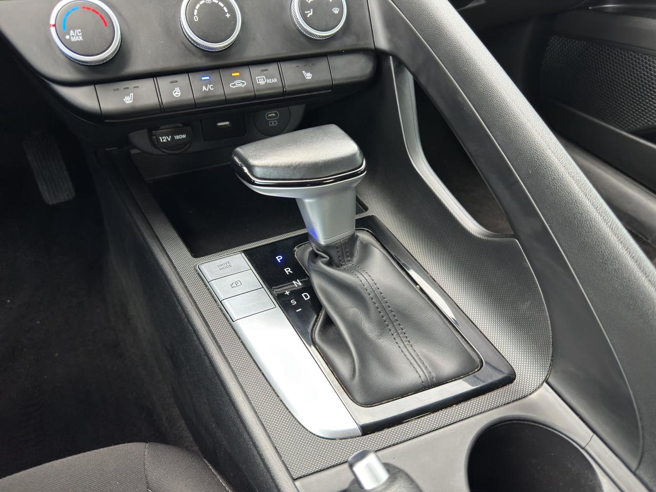 2024 Hyundai Elantra Preferred | Reverse Cam | Heated Seats Photo